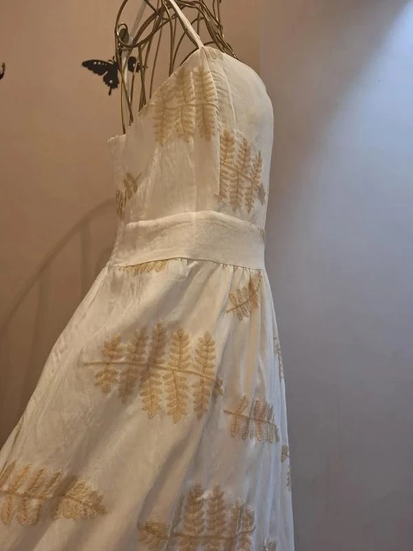 Robe longue blanche brodée